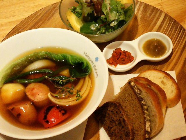 "グリルソーセージと6種野菜のコンソメスープ"とサラダやパンがついたランチプレート。_ヘルシンキ・ベーカリー
