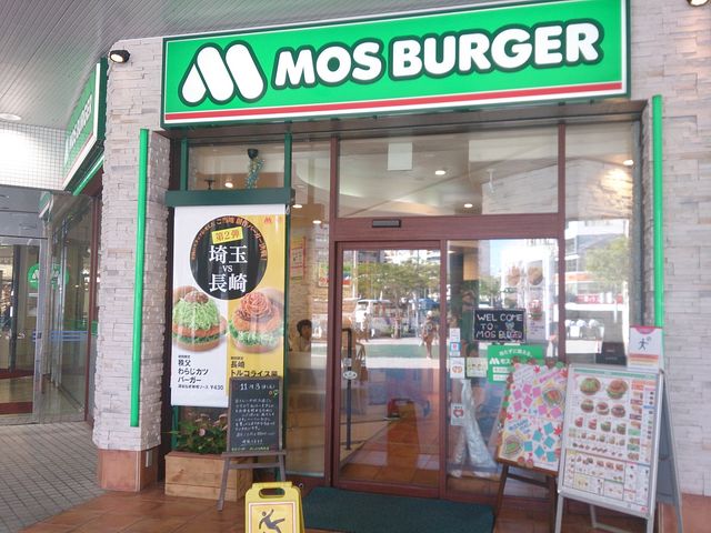 デパートリウボウの正面入口横に店を構えるモスバーガー_モスバーガーパレット久茂地店