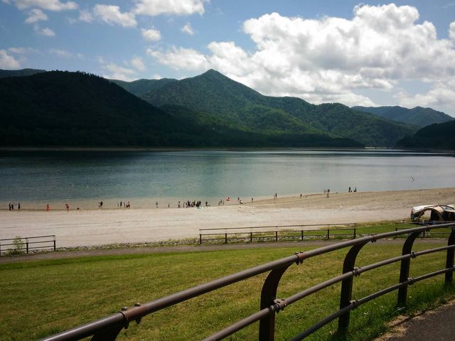 湖畔には砂がひかれています。安全のため遊泳禁止です。_かなやま湖畔キャンプ場