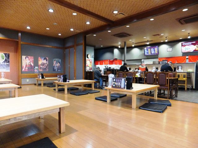 夜の部開店直後の店舗。すぐに満席になりました。_東京おぎくぼラーメン ゑびすや 亀山店