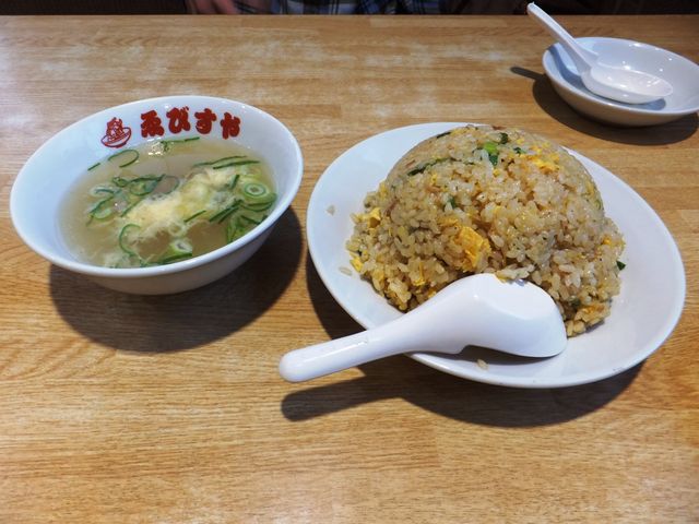 亀山店限定「大盛りチャーハン2人前」:スープも大きい。_東京おぎくぼラーメン ゑびすや 亀山店