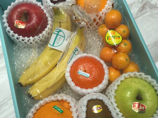 カフェスぺ−スは2階、1階は果物とケーキの販売コーナー。親戚にフルーツ詰合せを配送!_銀座千疋屋 銀座本店 フルーツパーラー
