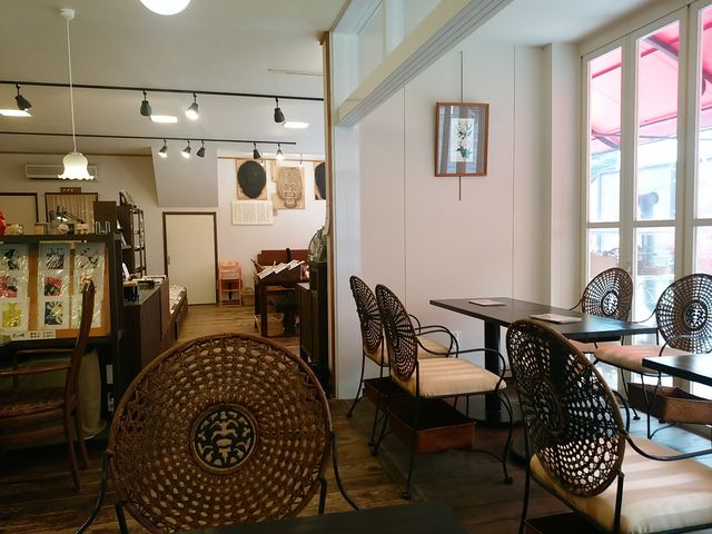 明るくきれないな店内には版画がたくさん飾られています。_まめく