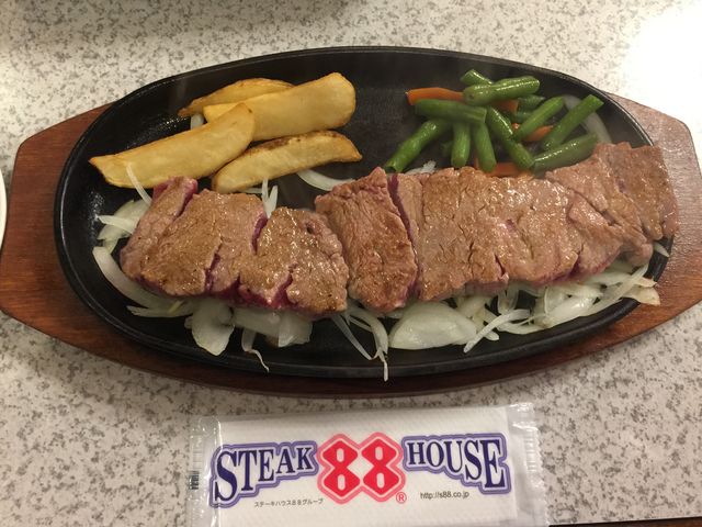 柔らかくてジューシーな赤身肉300gタタキなみのレアで注文、サラダなどが付いたセットで¥2300_ステーキハウス88 辻町本店