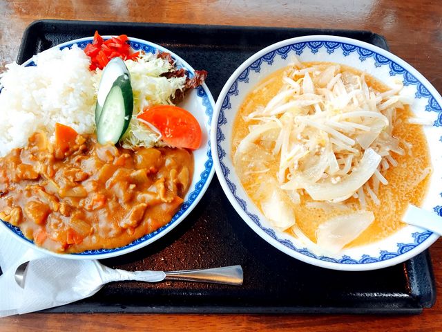 ハーフ味噌ラーメンとハーフカレーライス_ごはん処食堂ミサ あらい道の駅店