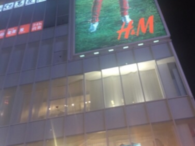 ちょっと不思議な場所にあります。_H&M戎橋