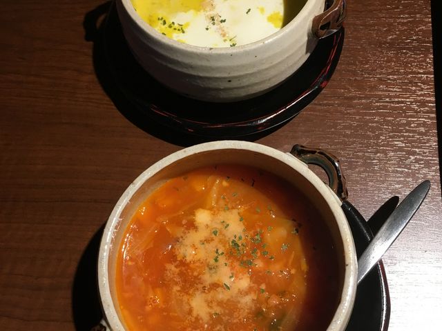 (上)あらごしカボチャのポタージュスープ、(下)野菜たっぷりミネストローネ、各421円(税込み)_茶屋 草木万里野 佐野店