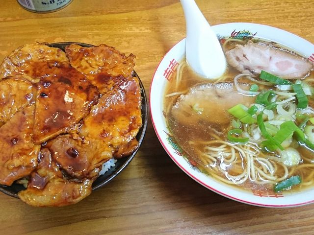 山家セット 1,300円
醤油ラーメン・豚丼_ら〜めん山家