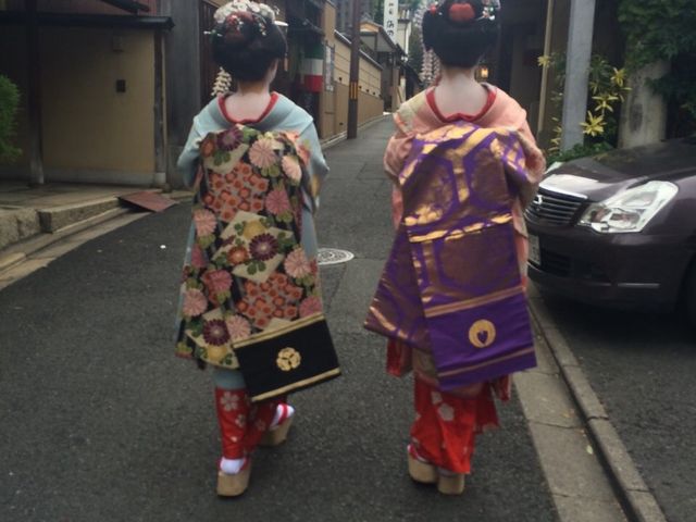 後ろ姿。だらりの帯の角度も一緒でさすがだなぁと思いました。_舞妓体験処 ぎをん彩