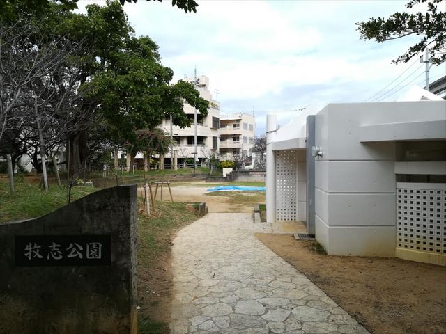 入り口前には人が多い。_牧志公園