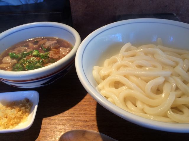 肉汁はアッツアツです。_讃岐饂飩 まるは