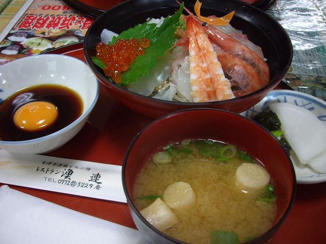 生卵と甘めの醤油出汁で頂きます!_レストラン漁連
