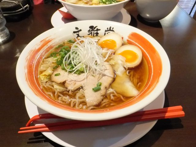 文雅堂らーめん:らーめんに煮卵が付きます。_文雅堂