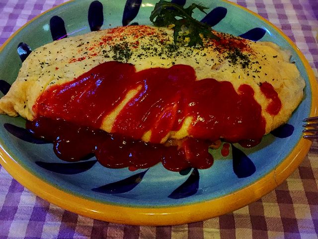 オムレツの中にクリームパスタが!かなり大きいです!_ペパーミントハウス