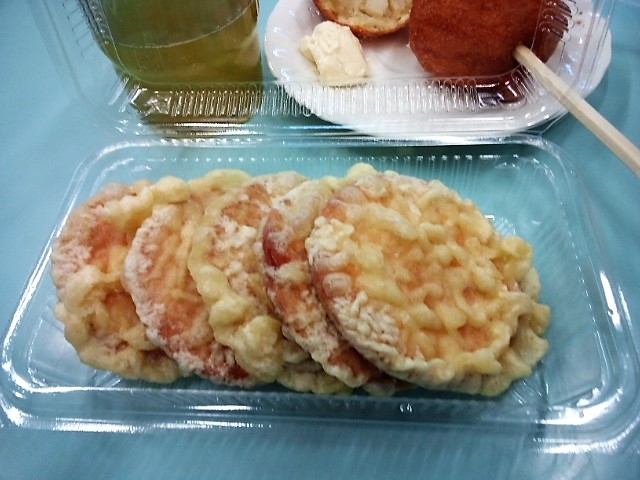 ビスケットの天ぷら5枚で100円とポテトフライ2個で150円と無料のお茶でお腹一杯になる。_道の駅 なるさわ