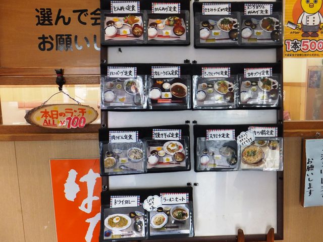 店の入口にある、シンプルなお品書き。_はな膳 上野店