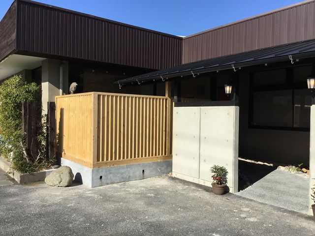 野鳥が止まる玄関先_長濱 Nagahama
