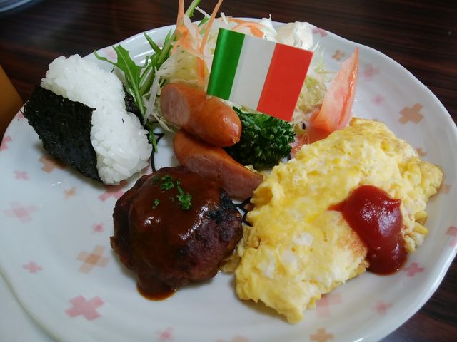 お子様ランチの小さい方。380円位。欲を言えばサラダは他の物が良いですが、安くて助かります。_ホーリーズ