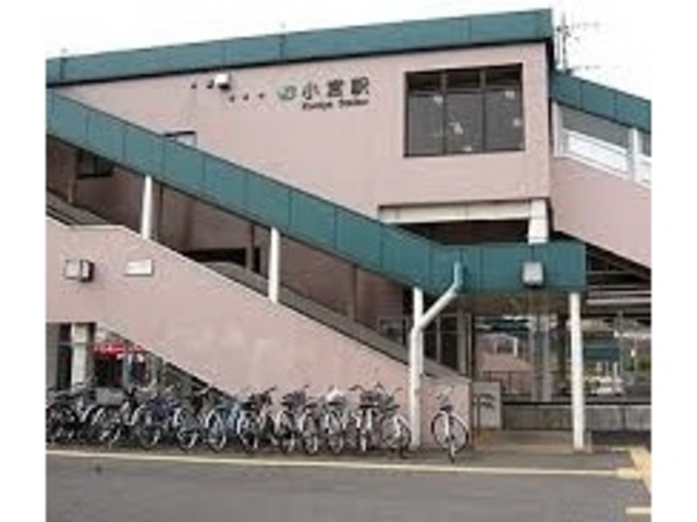 高瀬うなぎ店の最寄り駅は八高線小宮駅改札からすぐ。_高瀬うなぎ店