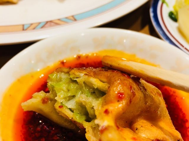 特製のラー油をたっぷり。_第7ギョーザの店
