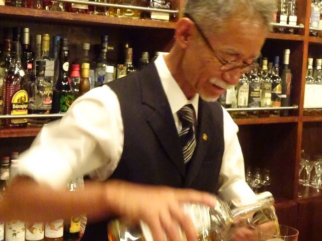 静岡出身のダンディなマスター。日中はガーデニングやタコ獲りをするなど多趣味。_BAR THINK MIYAKOJIMA シンク