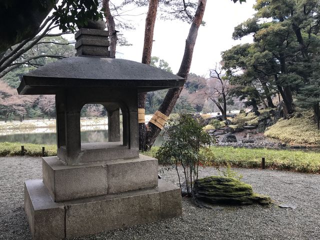 【異形灯篭(小石川後楽園)】足がないですね_異形灯篭(小石川後楽園)