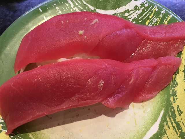 ネタが大きくてシャリがみえない!新鮮なマグロ!_美登利寿司