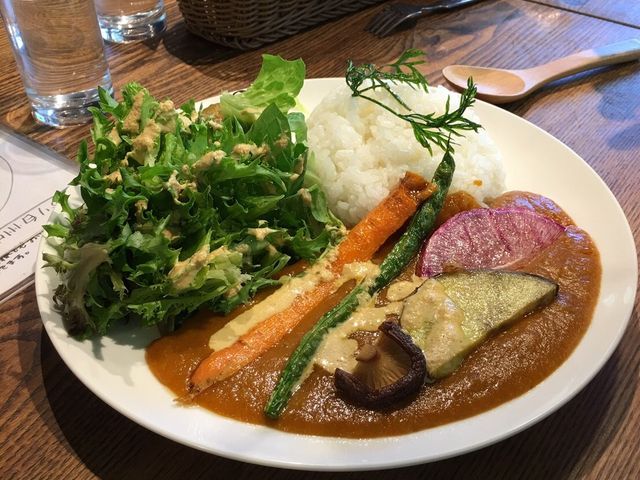トマトカレー。フリルレタスもごろっとした野菜も美味しい!_白州・尾白の森名水公園べるが 森のレストラン