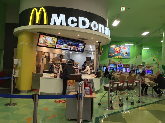 ゲーセン横のマクド_マクドナルド亀岡イオン店