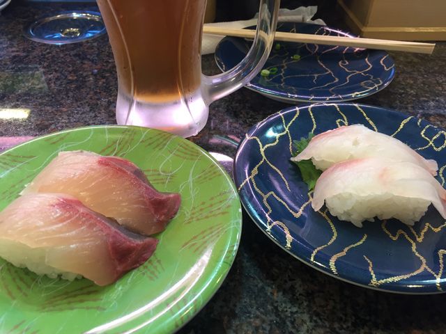 左の皿のほうが高いのです。ぱっと見右のほうが高級感あって高く見えるのに…騙されないよう気をつけて!_回転寿司 花まる 伊豆高原店
