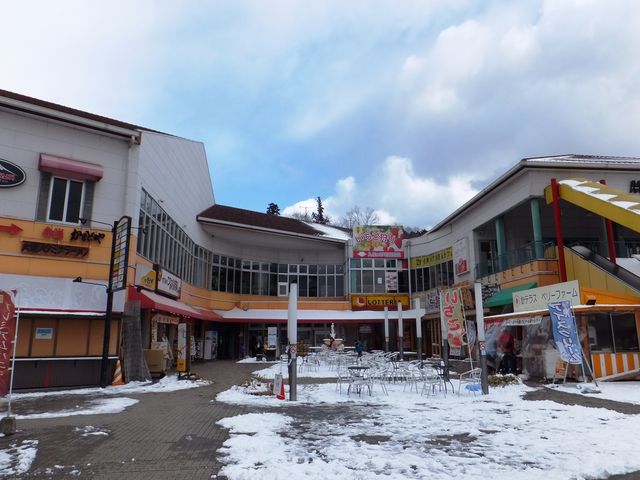 テラス中庭のある飲食店街施設_道の駅 針テラス