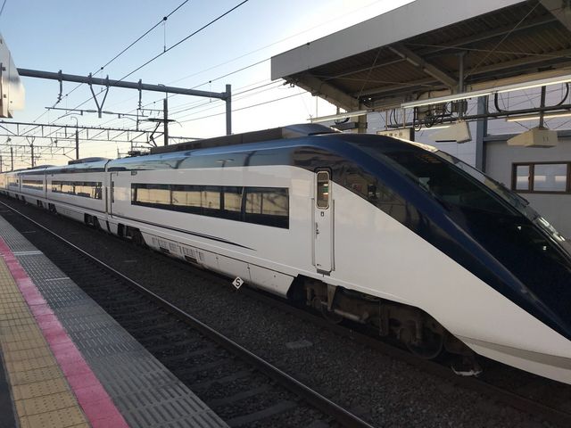 新鎌ヶ谷駅を通過するスカイライナー_京成電鉄