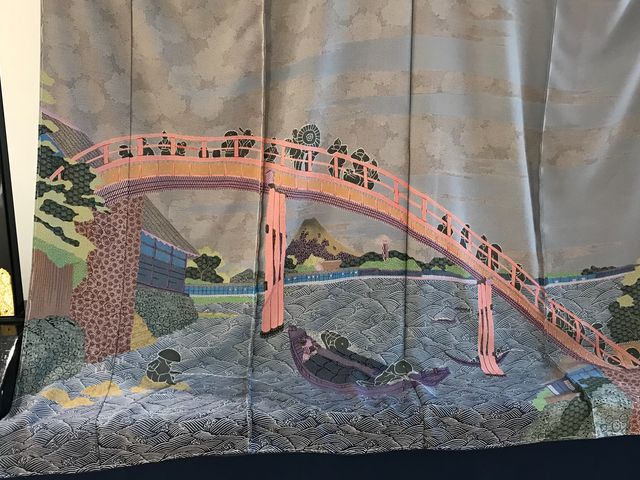 【すみだ北斎美術館】北斎の絵をモチーフにした着物です_すみだ北斎美術館