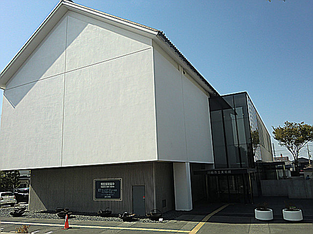白い外観が綺麗です。_川越市立美術館