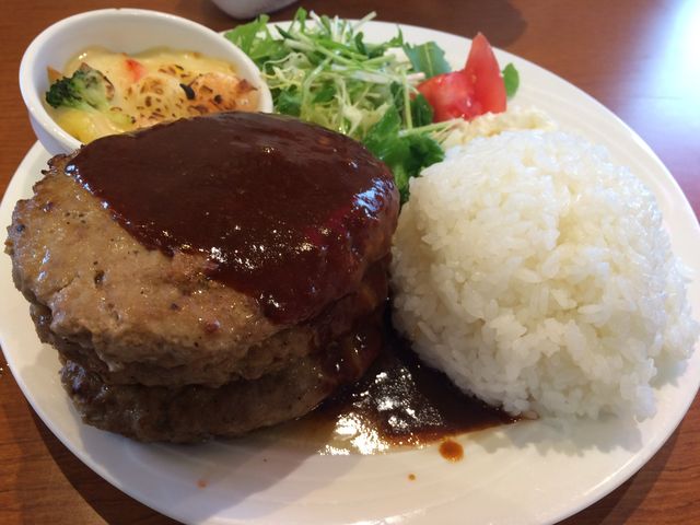 ハンバーグ3枚!_キャッツカフェガーデンピア店