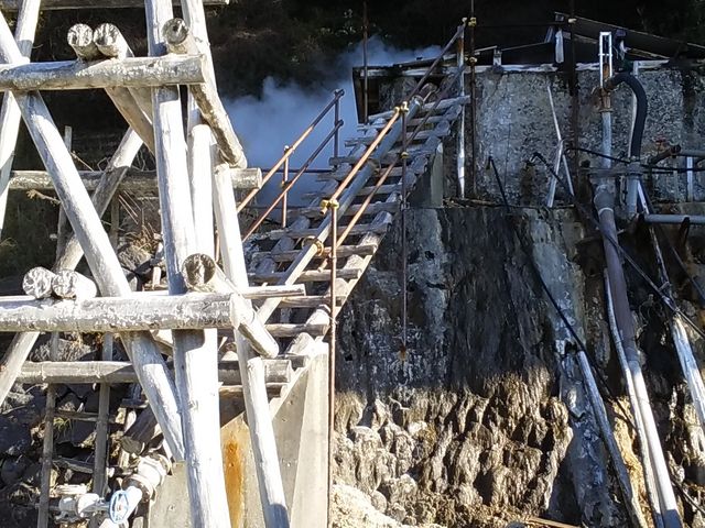 手前の櫓は昔の噴出口_小浜歴史資料館