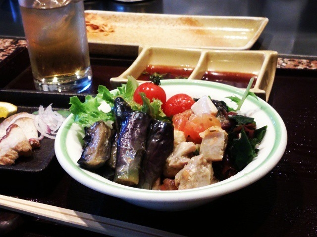 前菜のサラダバーは、生野菜以外にも宮崎郷土の料理もあって、県外の方にも喜ばれます!_宮崎 ミヤチク