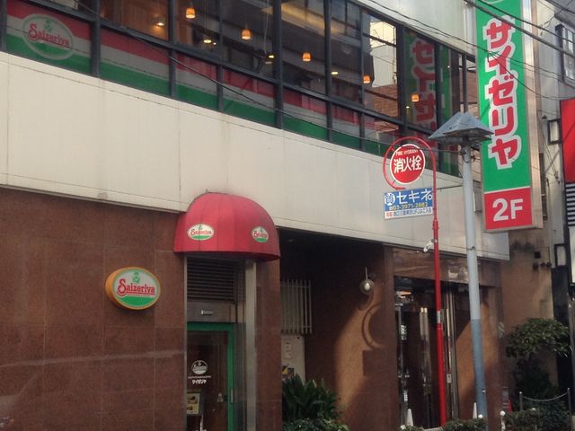 2階へ_サイゼリヤ池袋西口店