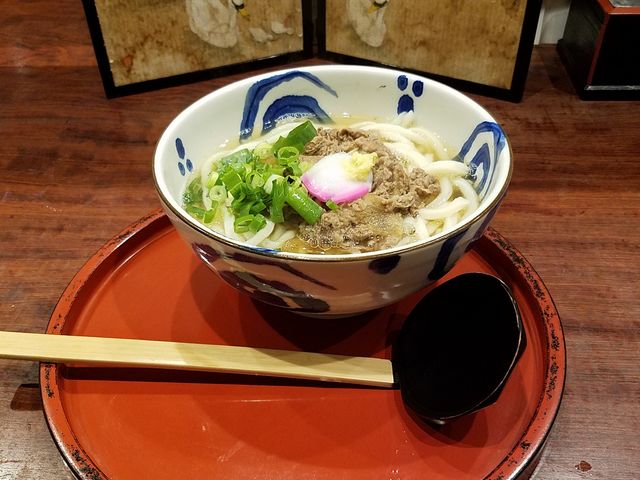 美味しいオリーブ牛うどんでした。_塩がま屋