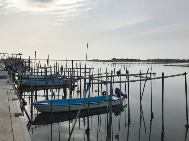 水面に浮かぶ海苔舟_松川浦
