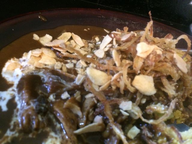 オニオンフライとガーリックチップを載せて_カレーは飲み物。
