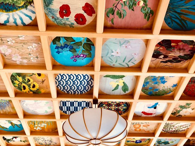 天井の絵かお花でいっぱいです_正寿院