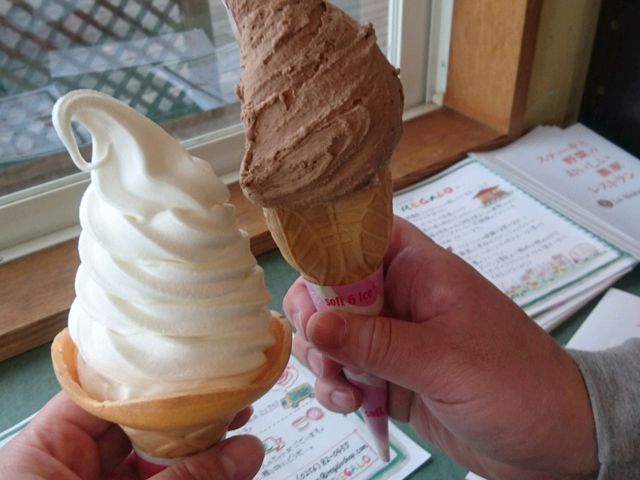 ソフトクリーム、シングルチョコレート_ジェラテリア・レガーロ