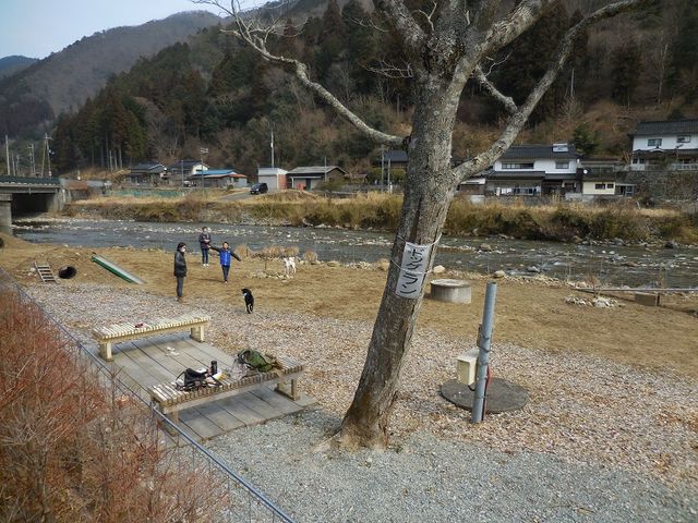 ドッグランの家族連れ
2018・2(撮影)_道の駅 ちくさ