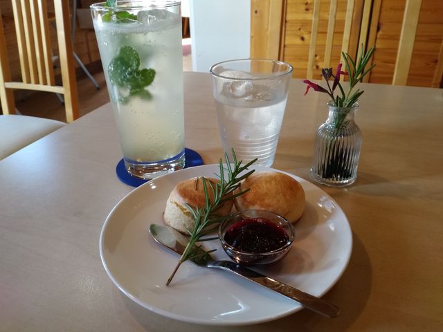 手が入っている_酒々井ハーブの丘ガーデンハウス