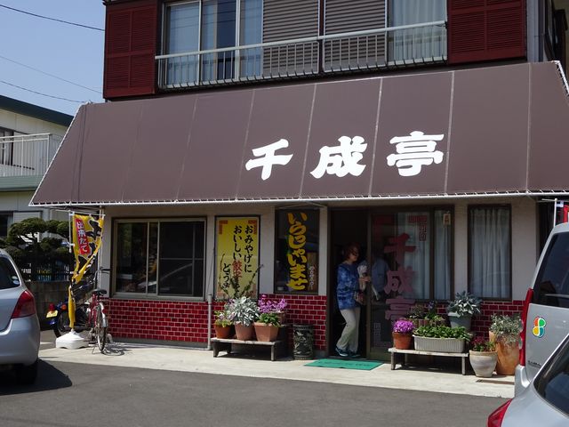 昼食時には駐車場が満車になります。_千成亭