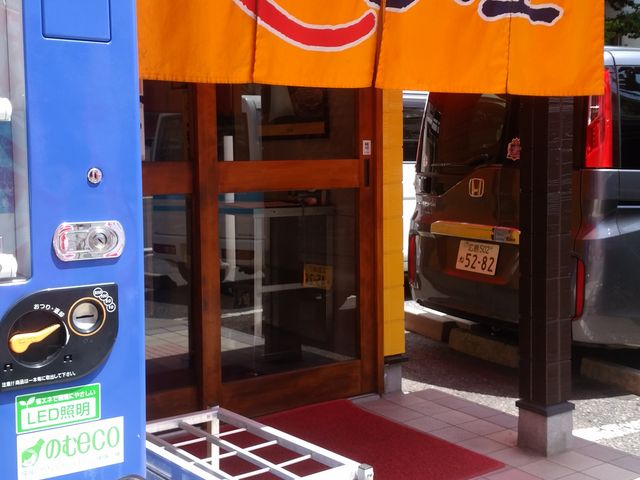 お店右側の駐車場側には灰皿もあります。_長浜ラーメン 博多屋 横川店