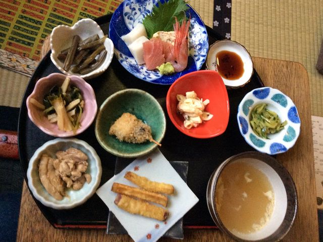 いろいろ楽しめる、おかみ旬の盆_独酌 三四郎