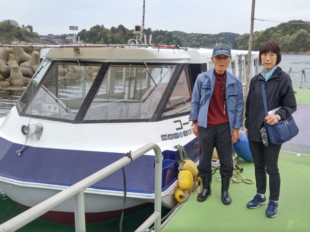 遊覧船の船長兼案内所係員のお爺さんとの記念撮影_九十九湾海中公園