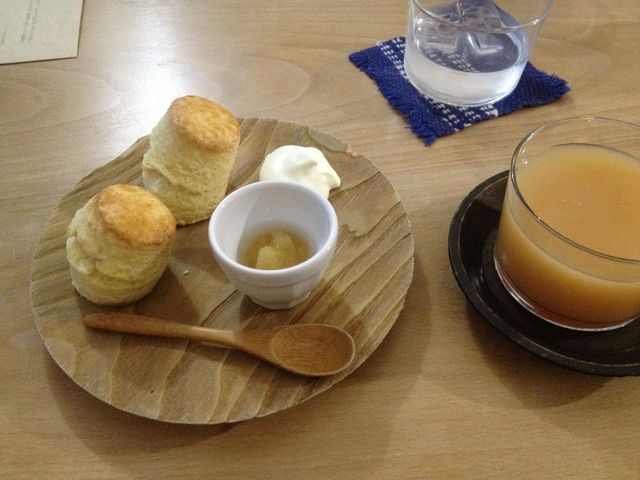 りんごジュースとスコーン_ラボラトリオ